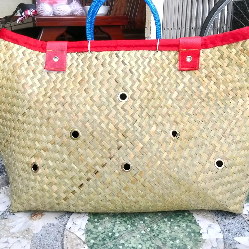 Giỏ Đệm Gà Cải Tiến 7tấc 12lỗ Màu Đỏ (70x46) - Dùng Cho Gà Từ 3ký Trở Xuống 8