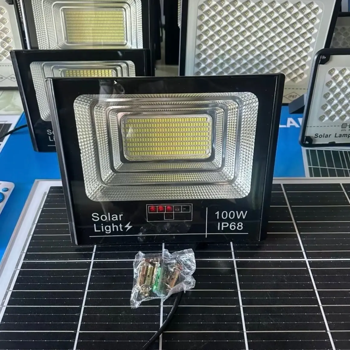 100W Đèn pha Năng Lượng Mặt Trời 100W chính hãng cty Toko Solar Panels