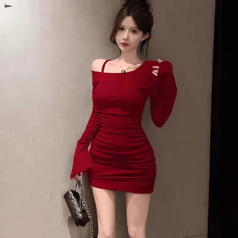Casual black sloping shoulder dress for women in spring and autumn, with flared sleeves and a one shoulder style that  a hip hugging short skirt Womenswear Lingerie