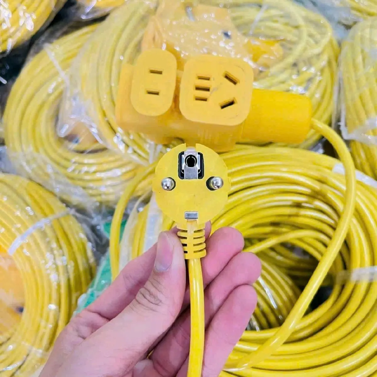 CUỘN DÂY ĐIỆN 30 MÉT KÈM ĐẦU VÀ Ổ CẮM. cuon daydien 30m
