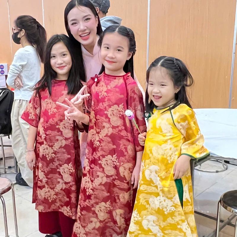 SÉT ÁO DÀI MẸ BÉ  VÀNG GẤM ĐỦ SIZE THÊU HOA ĐÍNH NƠ NGỌC TRAI SANG TRỌNG- ĐẸP XNH - MÃ TX037 6