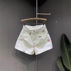 Seluar pendek denim putih berpotongan A dengan sulaman berwarna untuk wanita. Pinggang tinggi memberikan penampilan yang muda dan segar serta membantu kelihatan lebih langsing. Gaya kaki lebar.