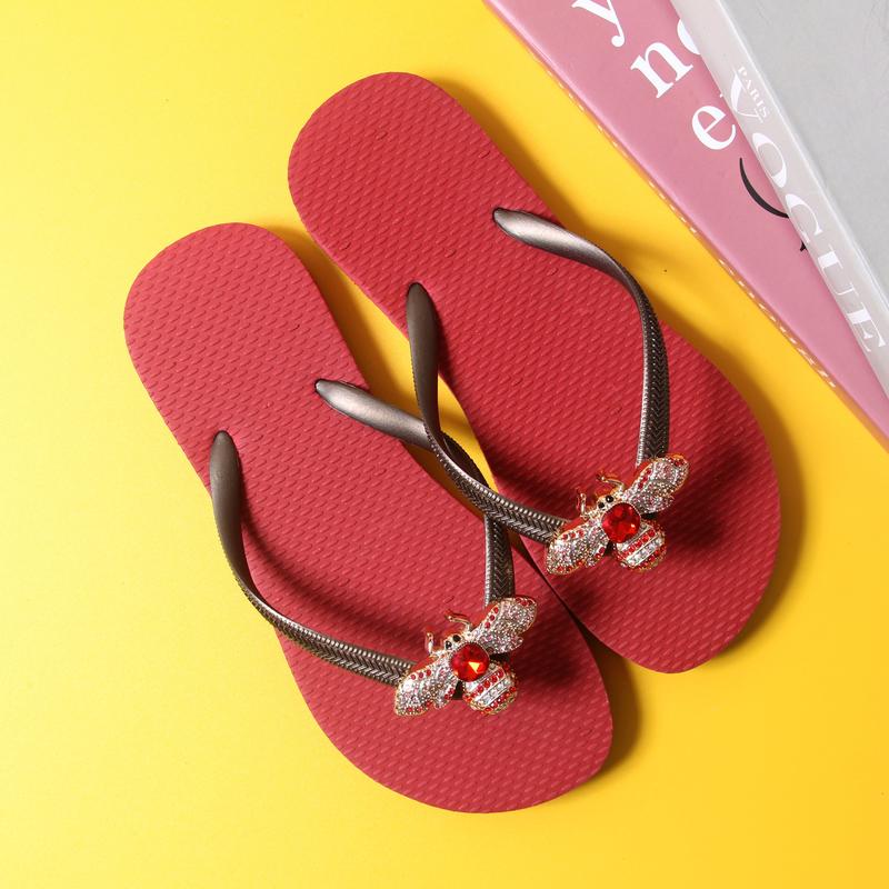 Dép kẹp nữ HVN Thailand mũi tròn phối charm ong đỏ, chất liệu đế cao su cao cấp không xẹp lún, thiết kế chống trơn trượt - Dép tông nữ, Dép đi biển DéP GiàY Shoes