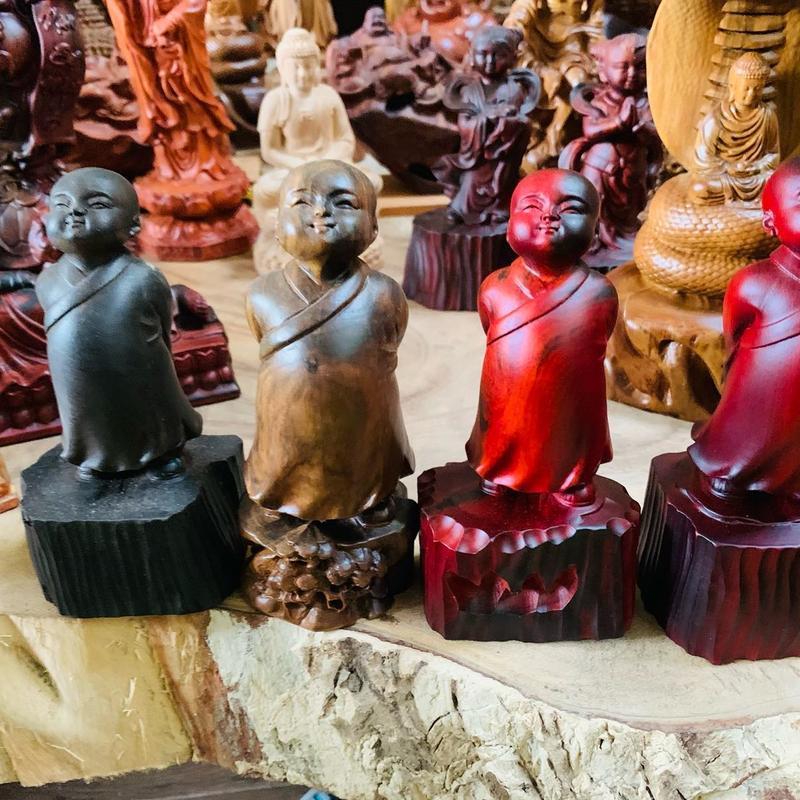 [Mỹ nghệ Mộc An] Chú tiểu Tùy Duyên gỗ bách xanh, gỗ trắc đỏ đen, gỗ sơn huyết, gỗ mun sừng khanh hoà Decor Decor Phòng