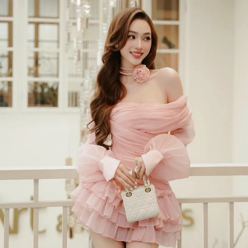 Đầm suông rớt vai tầng xoè