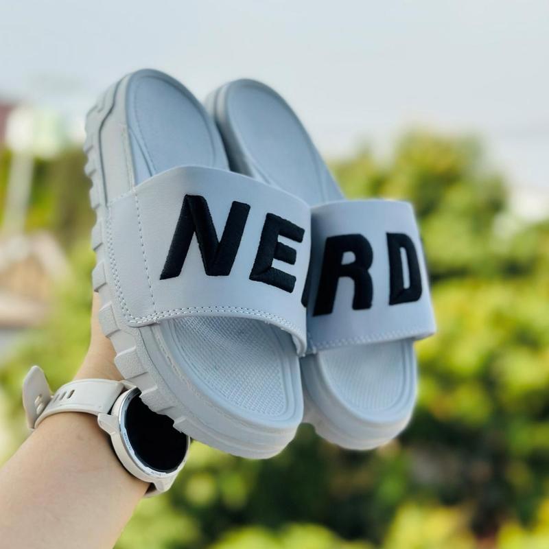 Dép NERRDY TẶNG VỚ CAO CẤP quai ngang nam nữ đế độn covernat 4cm, quai thiêu nổi màu xám logo đen Slipper DéP
