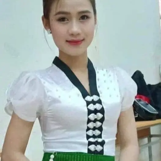 Áo cóm dân tộc Thái - Màu Trắng cổ v tay nơ Bằng vải tơ sống trẻ trung-Thân áo vải phi bóng màu trắng.  Có đính ngọc ngực
