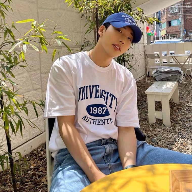 Áo Thun Nam Oversize Màu Trắng Cổ Tròn In Chữ UNIV.ERSITY Chất Thun Cotton 2 Chiều Menswear 1
