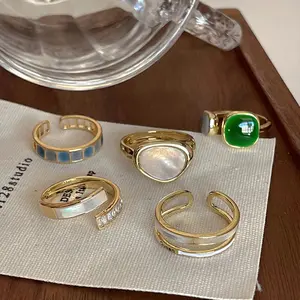 Liui   Cincin Zamrud Wanita Gaya Dingin Desain Ceruk Mewah Ringan Kelas Atas Cincin Terbuka yang Dapat Disesuaikan