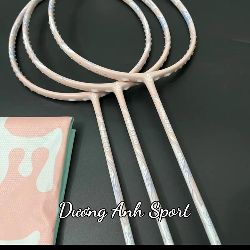 Vợt cầu lông V . S Thỏ ngọc yutu 920 MÀU HỒNG siêu đẹp(Tặng căng sẵn cước bg65ti 11kg + túi đựng+ cuốn cán)