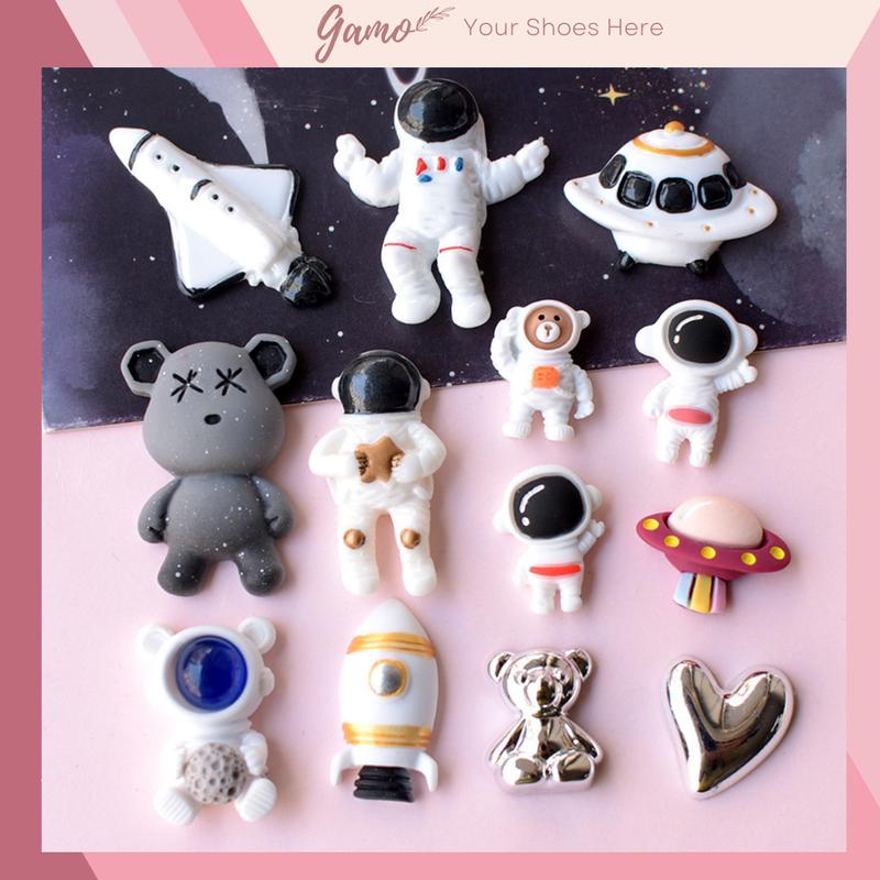 Sticker, Charm 3D chủ đề kẻ du hành bán lẻ Gamo gắn Dép , Dép Sục, Cá Sấu JB-177 1