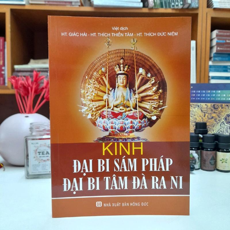 Sách - Kinh Chú Đại Bi (Kinh Đại Bi Sám Pháp - Đại Bi Tâm Đà Ra Ni) - bản in đẹp có nhiều tranh màu hình Phật