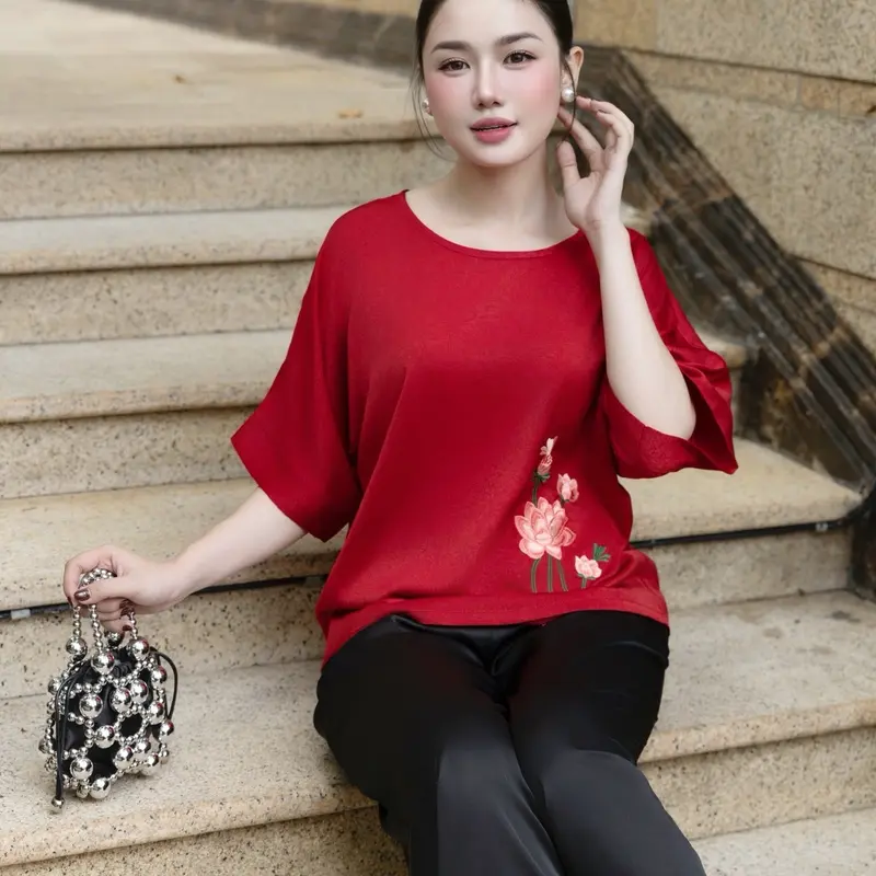 Set thiết kế N H I cho trung niên cổ tròn,tay lỡ cánh dơi rộng, họa tiết thêu bông.Quần dài ống rộng vừa,túi sâu,lưng bản phía trước lưng chun phía sau. Chất liệu lụa nhập cao cấp không nhăn, không xù.Top Nữ 5