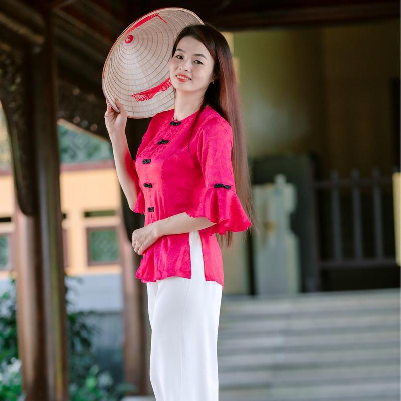Product Introduction of SÉT ÁO LẺ,QUẦN LẺ  BÀ BA TAY LOE NÚT TÀU, CHẤT LIỆU GẤM 2 DA,QUẦN PLANTIN, QUẦN BẢN LƯNG PHÍA SAU, KẾT HỢP TÚI TRONG, PHONG CÁCH LỊCH LÃM SANG TRỌNG, TẶNG KÈM 1 CỘT TÓC XINH Nữ Women 46
