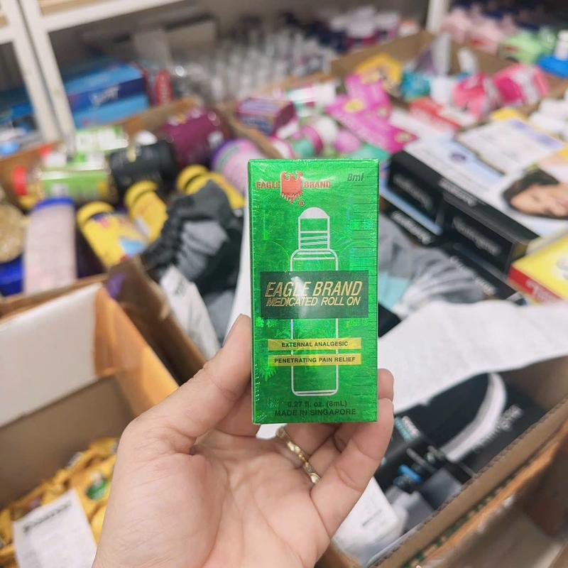 [ĐỦ BILL STORE + AIR] Combo 2 chai dầu xanh và trắng dạng lăn Eagle Brand External Analgesic Penetrating Pain Relief 8ml của Mỹ. 4