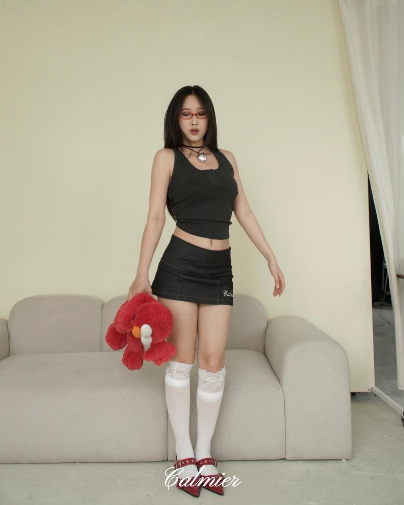 Product Introduction of CALMIER Áo Tank Top Nữ Phối Nút Thêu Chữ Nổi - POISON TOP 7