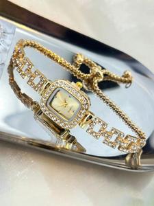 Reloj de pulsera para mujer con diseño cuadrado y decoración de diamantes de imitación, esfera de cristal, estilo hip hop, movimiento de cuarzo, correa ajustable, elegante, para todas las estaciones