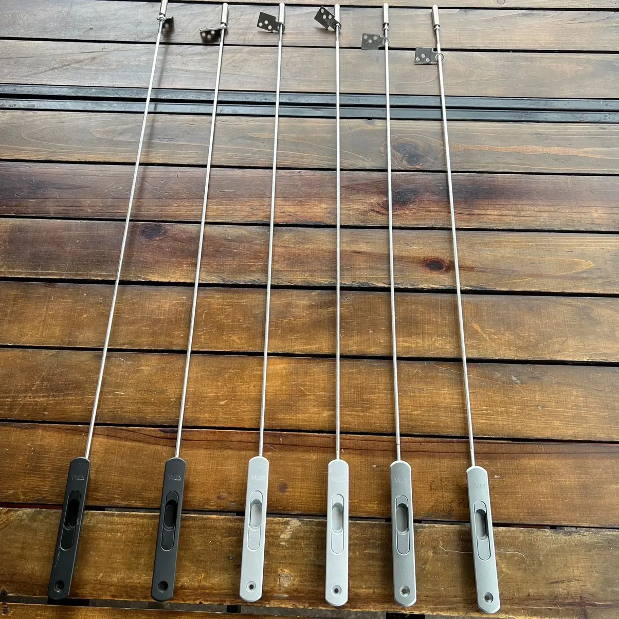 Chốt âm cánh phụ cửa nhôm thủy lực, cửa sắt hộp dài 90cm - Màu bạc và đen - Chất liệu nhôm - Dành cho cửa thủy lực và cửa sắt hộp
