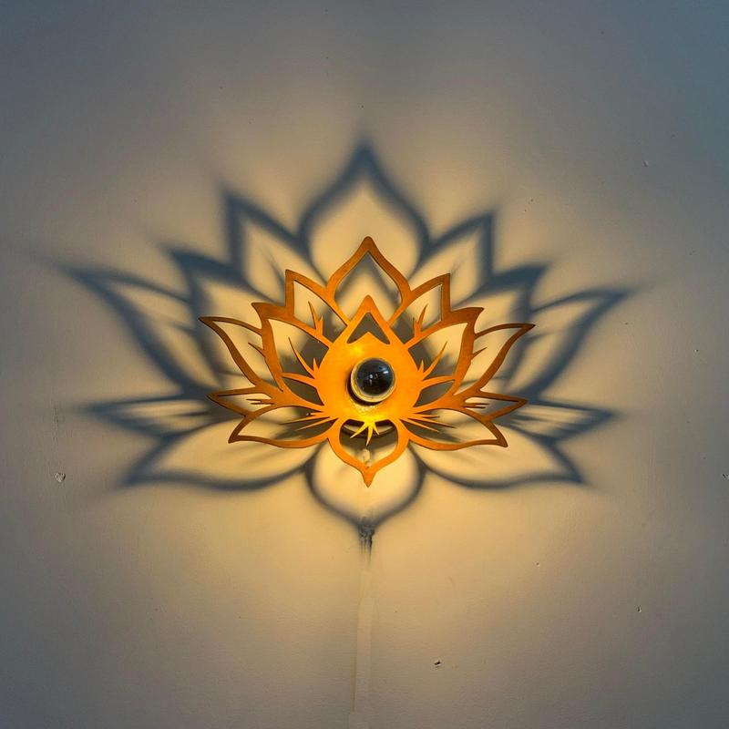 Đèn hoa sen gắn tường, trang trí bàn thờ, Đèn gỗ thông sơn PU cao cấp - Đèn led decor phòng chiếu lamp dynamic light