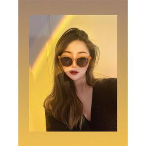 แว่นกันแดดทรงกลมและทรงเล็กสำหรับผู้หญิง สีขาว มีป้องกันแสงแดดยูวี ทรงสี่เหลี่ยมและทรงกลม ดีไซน์เพรียวบาง เหมาะสำหรับขับรถ