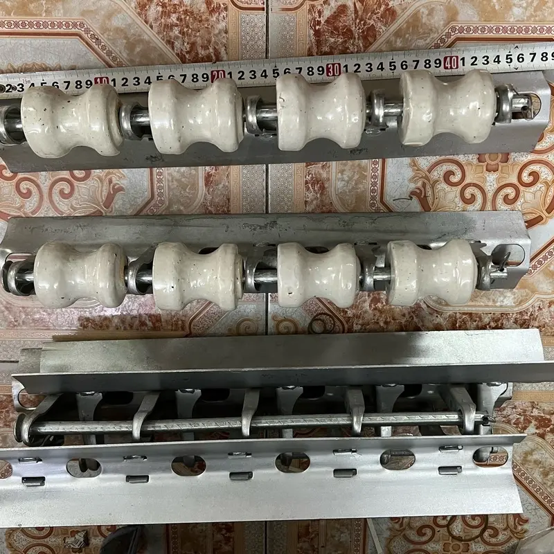 Bộ khung đỡ sứ, Rắc 4 xi ( 4 ô ) + Sứ cách điện 7cm 1