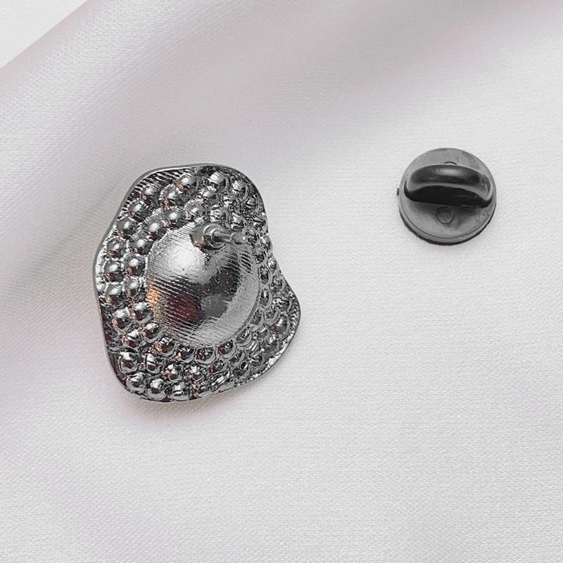 Product Introduction of Pearl Korean Fashion Coat Clip High-End Ornament New Arrival Brooch High-End Sense Niche Corsage Trend 3