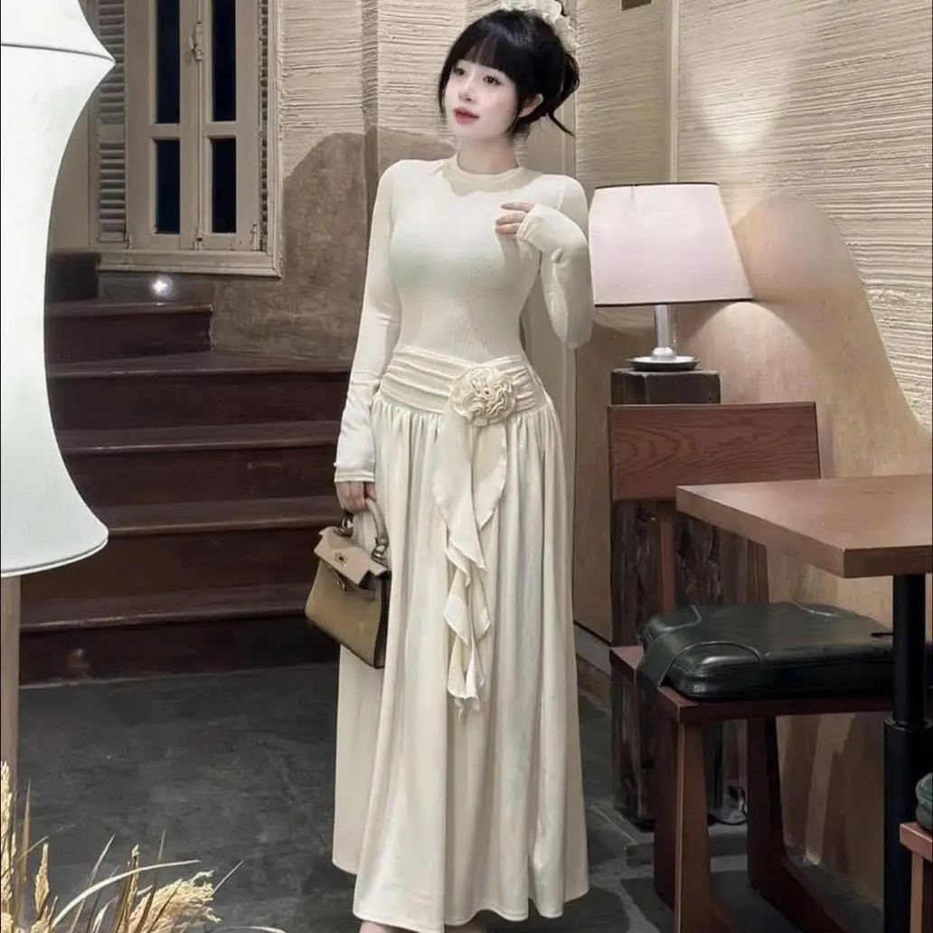 ĐẦM LIỀN THÂN DÁNG XÒE DÀI CỔ TRÒN TAY DÀI HOA EO