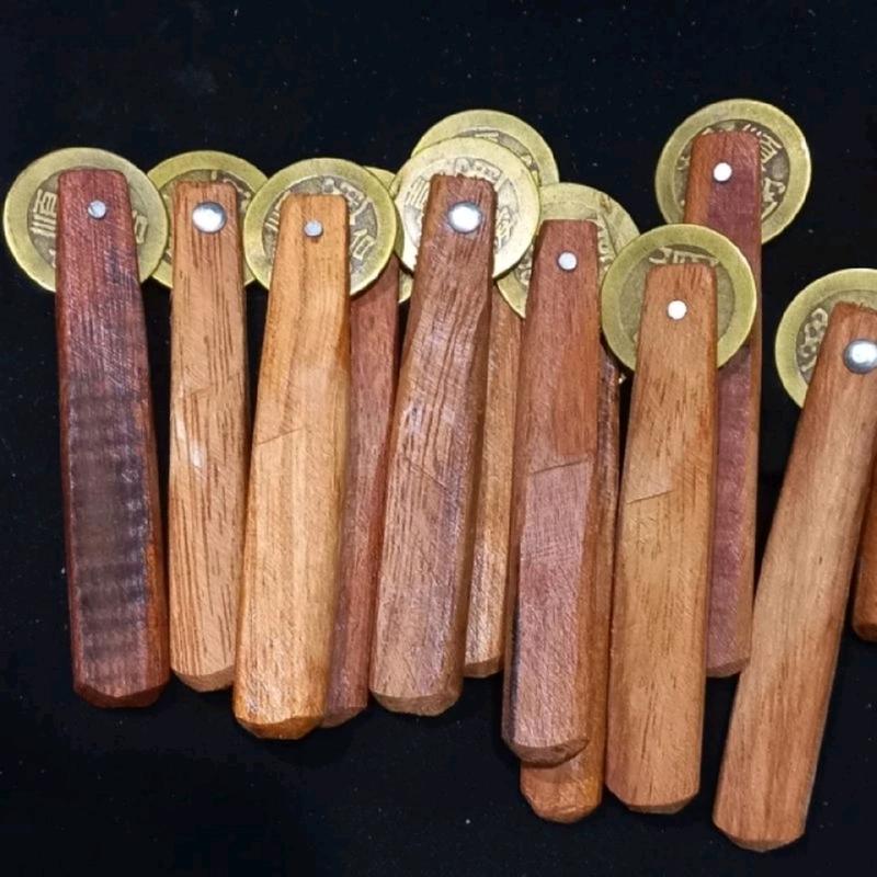 Một câh cạo gió bằng đồng cán gỗ size nhỏ Minh Anh home