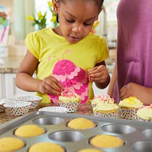 Product Introduction of Wilton Heart Edible Accents, Shimmering Gold Cake Decorations for Cupcakes, Cookies & Desserts, 0.06 oz, Gold 3