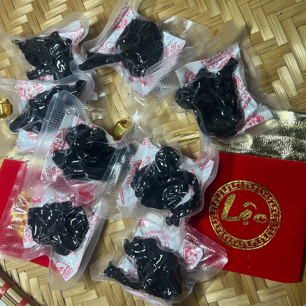Nhau mèo đen nguyên chiếc may mắn cho phong thuỷ