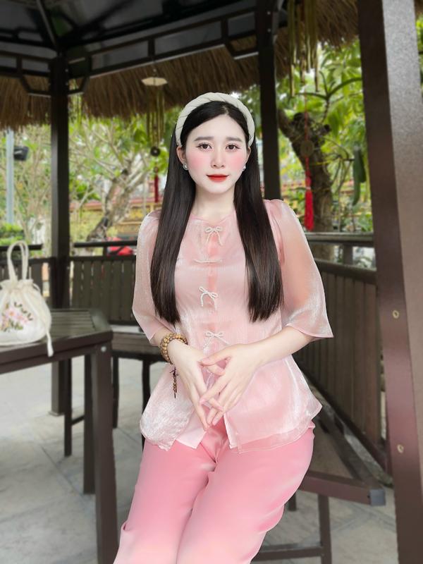 Mã PP054 Hồng_Pháp Phục Đi Chùa Cho Nữ Màu Hồng, Mã Voan Khuy Nơ, Chất Liệu Áo Voan Ánh Xước, Lót Habutai, Quần Lụa Vân, Top Xiêm Y Đi Lễ Dành Cho Women, Đồ Lam Váy Phối Áo.