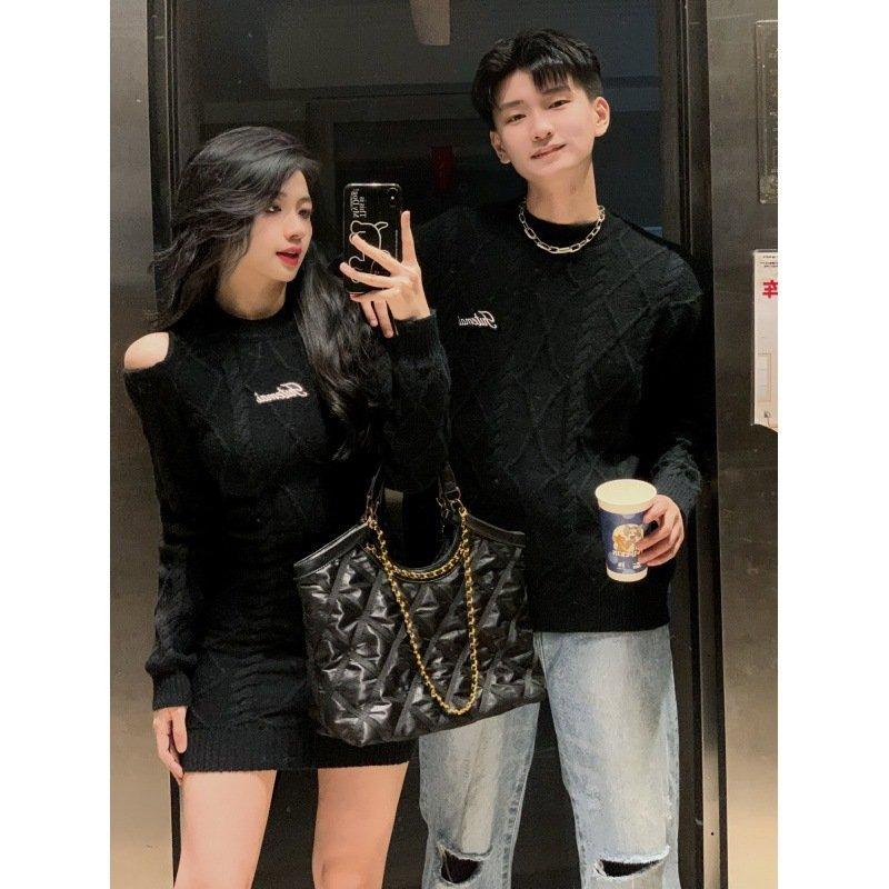 Set đồ đôi nam nữ mùa đông áo len nam cổ tròn đầm nữ ôm khoét vai màu đen thêu chữ thời trang cặp đôi C146