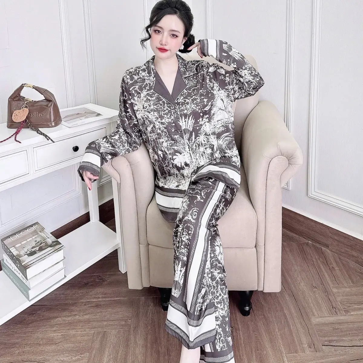 đồ bộ pijama dành cho nữ chất liệu lụa latin cổ Vest , tay ngắn , tay dài , in họa tiết rừng màu  đen  sang trọng bigsize 60 đến 90kg