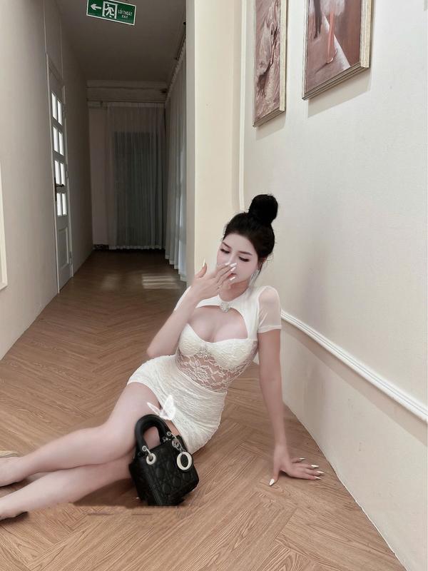 Đầm body ren xẻ ngực 2 lớp kèm tag đá tháo rời tôn dáng sang chảnh mặc nhiều dịp 3