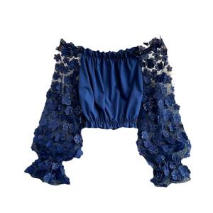 บลูซผ้าตาข่ายโปร่งเปิดไหล่สไตล์สั้นสำหรับผู้หญิง 50 เสื้อเชิ้ต ลายดอกไม้สามมิติลายสก๊อต สีขาว คอปก แขนสั้น เอวหลวม เหมาะสำหรับฤดูร้อนและการใช้งานทุกวัน กันยูวี