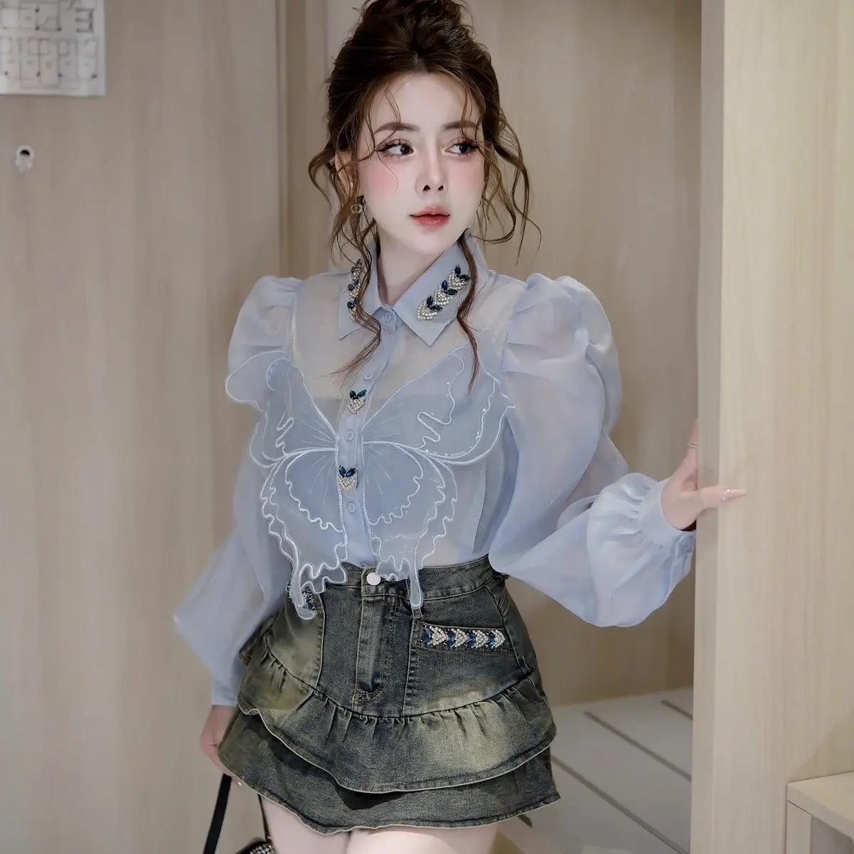 Set sơ mi bướm nổi và chân váy jean điểm đá QCCC