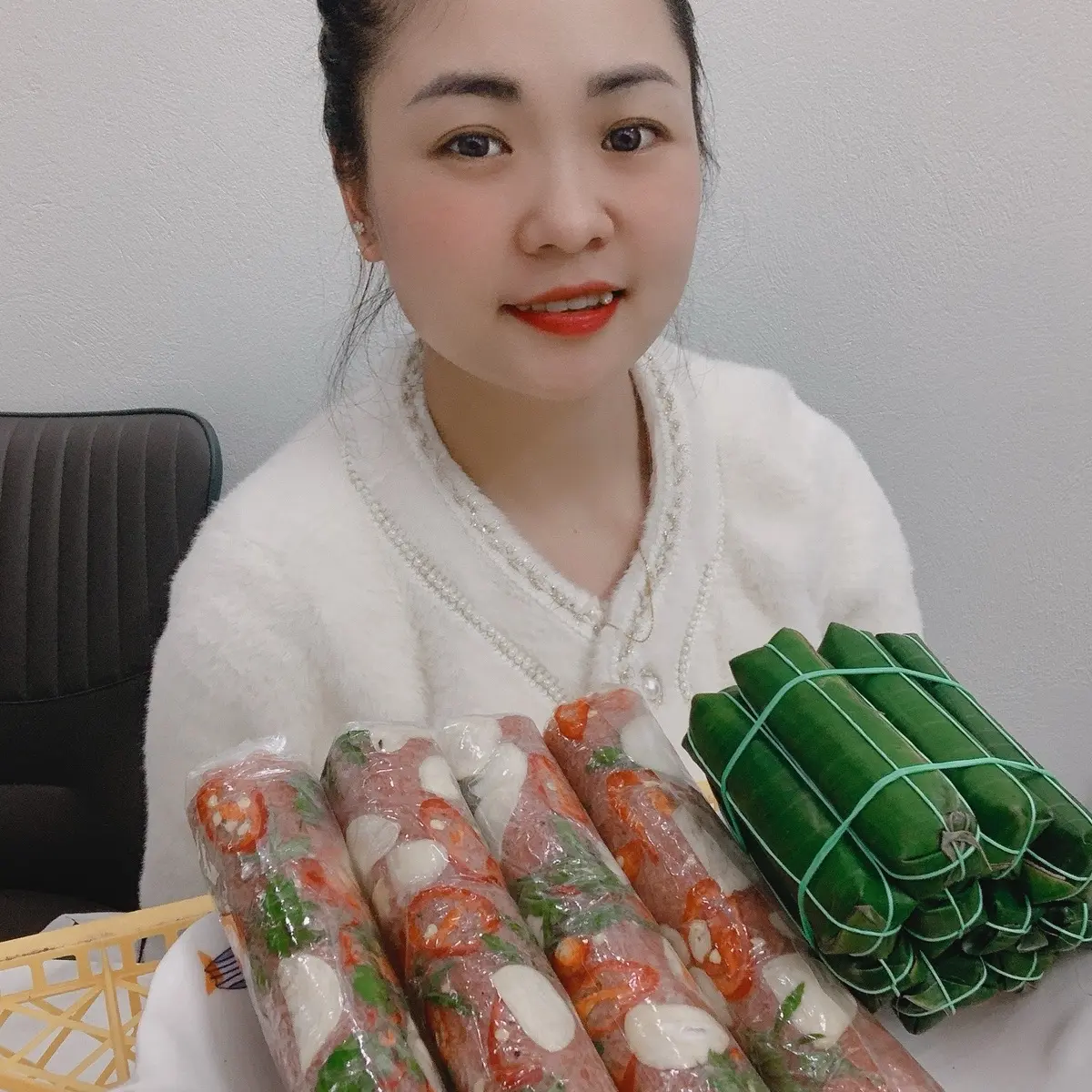 1 cái nem chua cối to, dài : Nem chua Giang Nhung