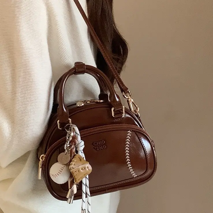 yixiaaa Túi gối bóng chày chio đeo chéo kèm charm -C72 Bag Kem Nữ Lady Đeo Vai