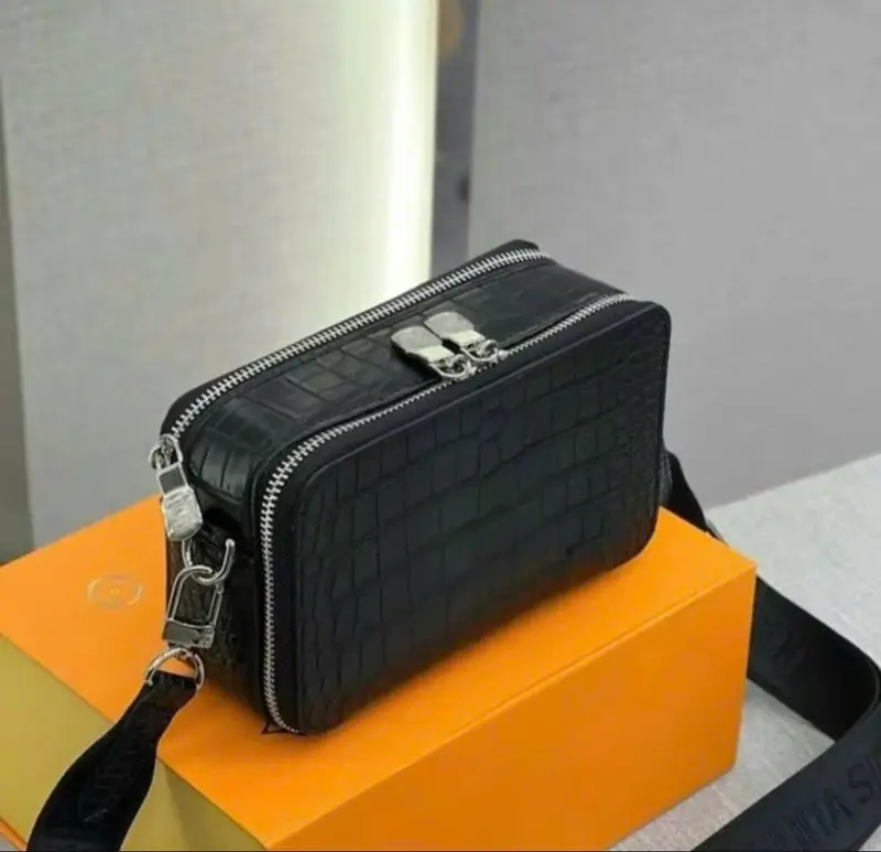 Túi đeo chéo dập vân da bóng hàng có box và không box - tuideocheobag Nam 0