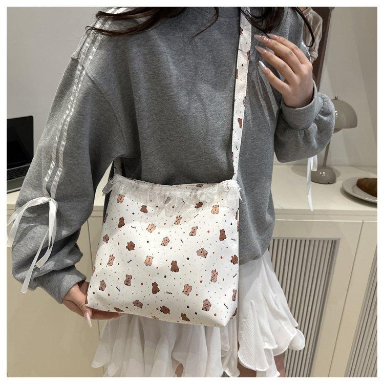 Product Introduction of Sewing Line Magnetic Snap Spring 2025 Women's Bag Shoulder Bag Personality Trend Large Capacity 23