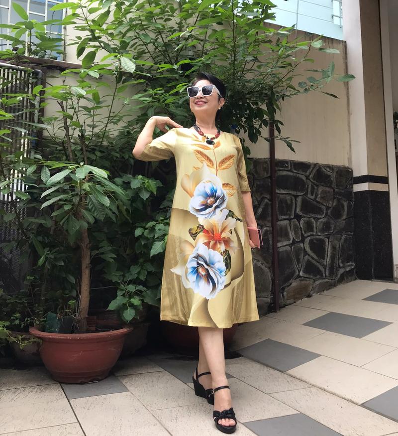 Product Introduction of Váy Đầm Trung Niên Dáng Suông A Che Bụng - Vải Lụa Thạch Anh Sang Trọng, Mềm Dịu, Mặc Mát, 2 Túi, Dây Kéo Tốt, Size từ 48kg đến 90kg. Nữ Women Voi Dress 34