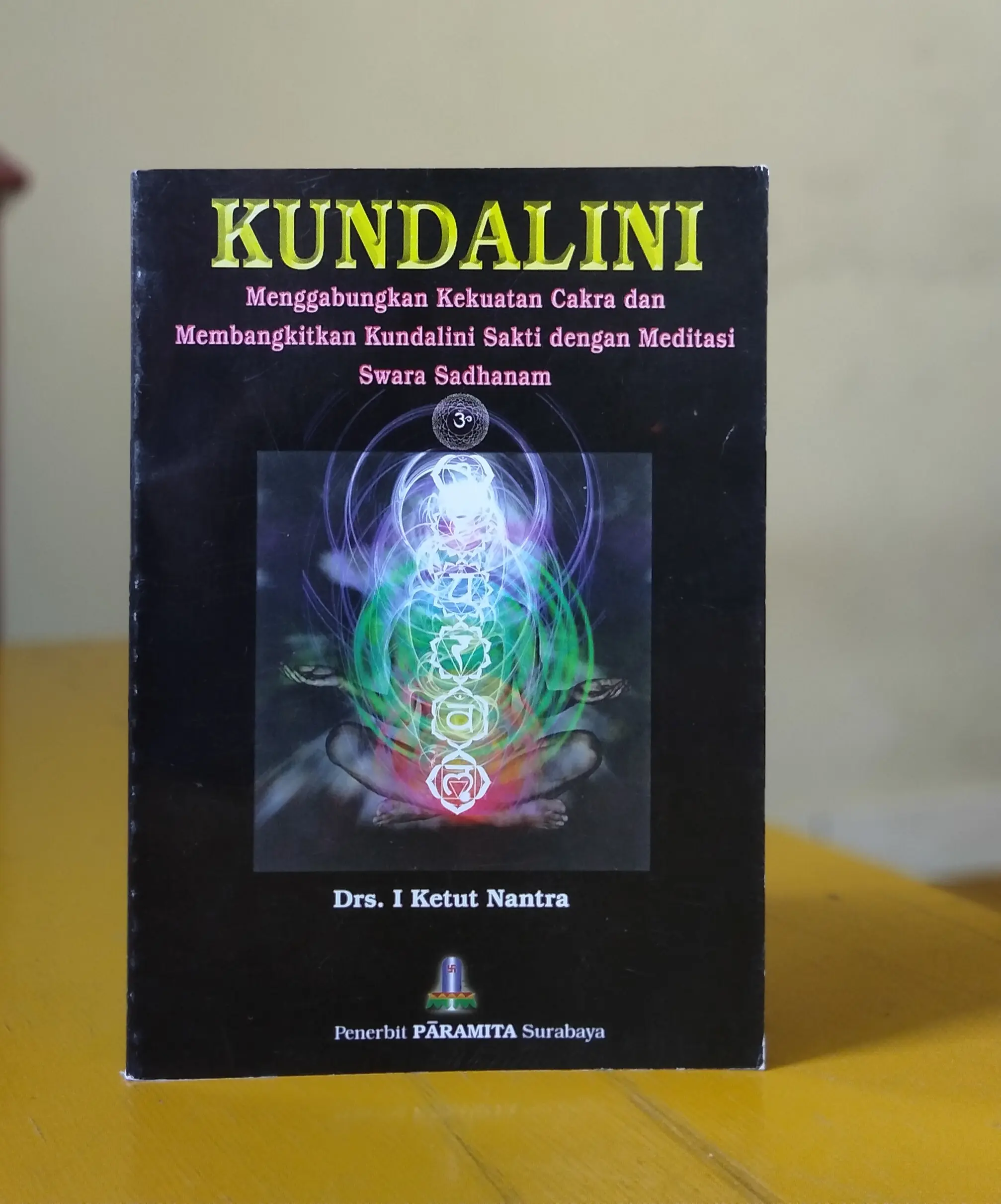 Buku Kundalini (menggabungkan kekuatan Cakra dan membangkitkan Kundalini sakti dengan meditasi swara sadhanam)
