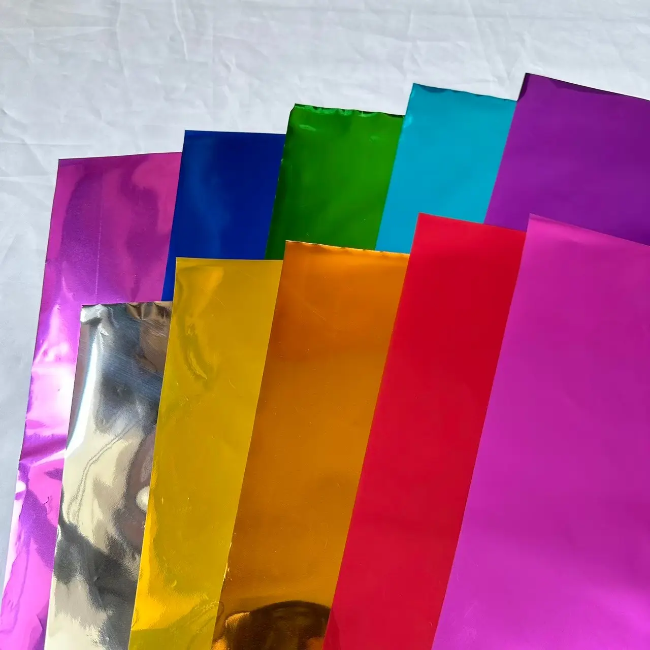 กระดาษฟอยล์สี  (ซื้อ 10 แถม 1) กระดาษห่อของขวัญ เนื้อฟอยล์ ใช้งานคริสต์มาส งานกีฬาสี งานเลี้ยงต่างๆ
