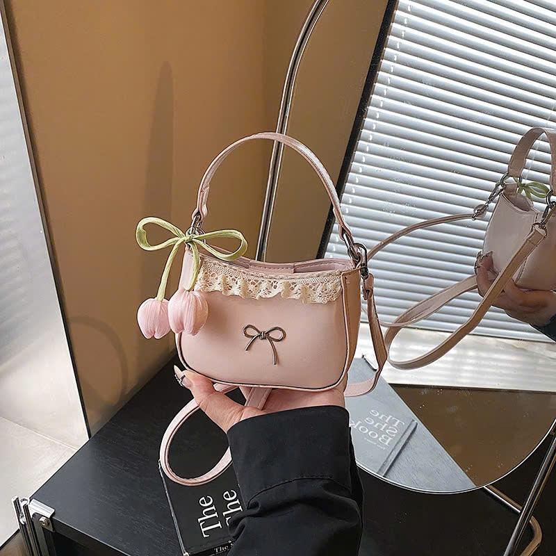  Túi Xách Nữ Tiểu Thư Hàn Quốc 2025 TXN396 - Túi Mini Đeo Chéo Dáng Cong Phối Ren Nơ Hoa Lụa Chất Liệu Da PU Mềm Mịn Phong Cách Vintage Dễ Thương TXN396 