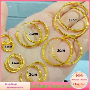 EMASS MUDA 1.3 GRAM ANTING GIPSY POLOS TITANIUM GOLD UKURAN BERVARIASI ANTI KARAT TIDAK MUDAH LUNTUR Perhiasan Emas Earrings