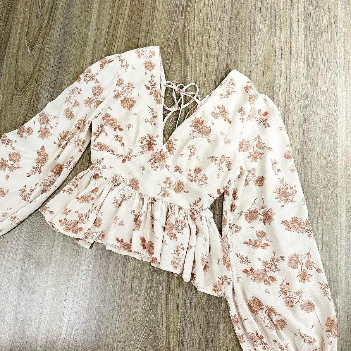 Áo dài tay cổ V hoạ tiết vintage -A19 - nữ