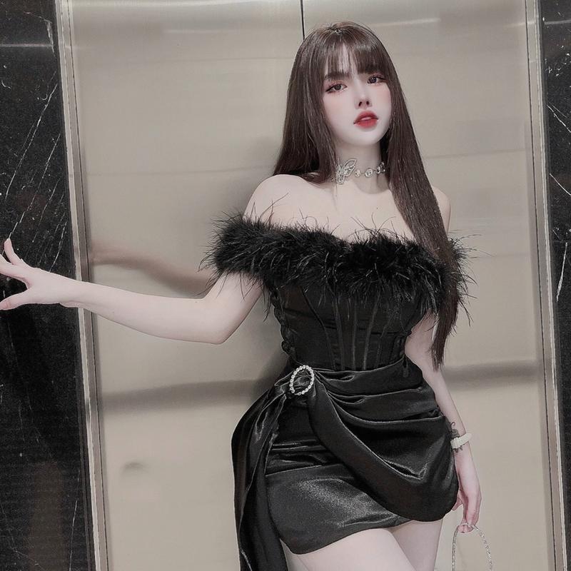 Váy thiết kế váy trễ vai lụa đính lông tà dài NQ548