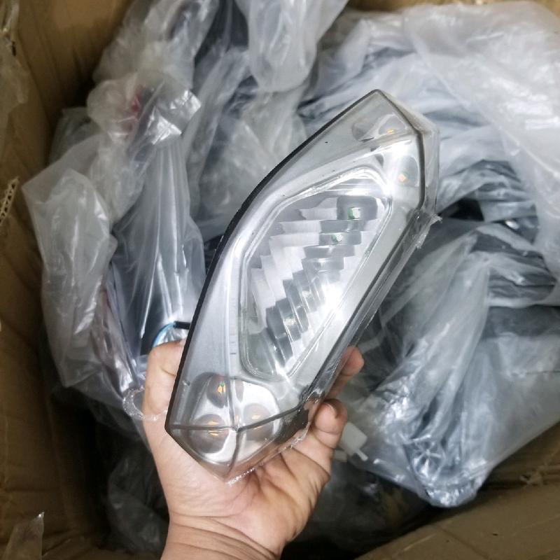 Đèn hậu kim cương Led xe điện 133m dạng đèn led nhấp nháy nhiều màu sắc