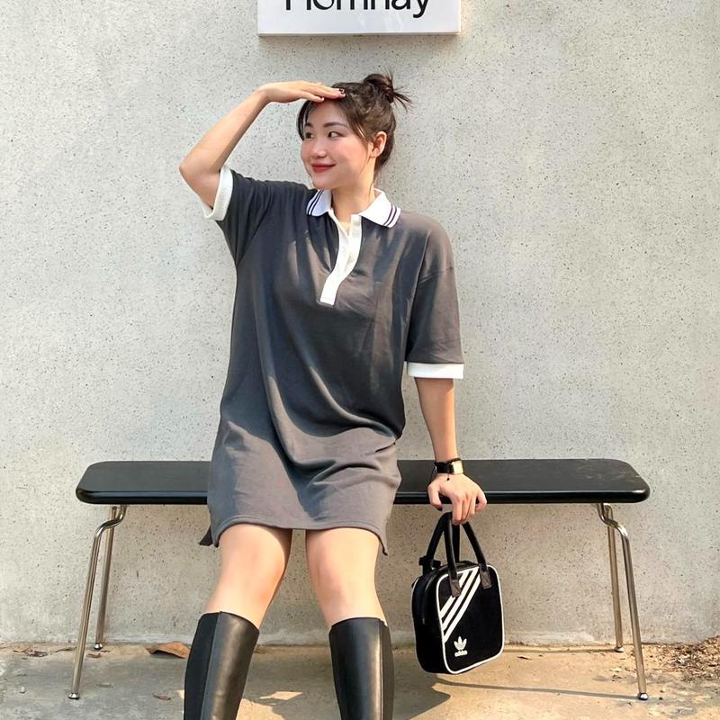 Đầm thun polo oversize form suông, tay lở, dáng ngang gối, phối cổ khác màu, nẹp cổ cong làm điểm nhấn.