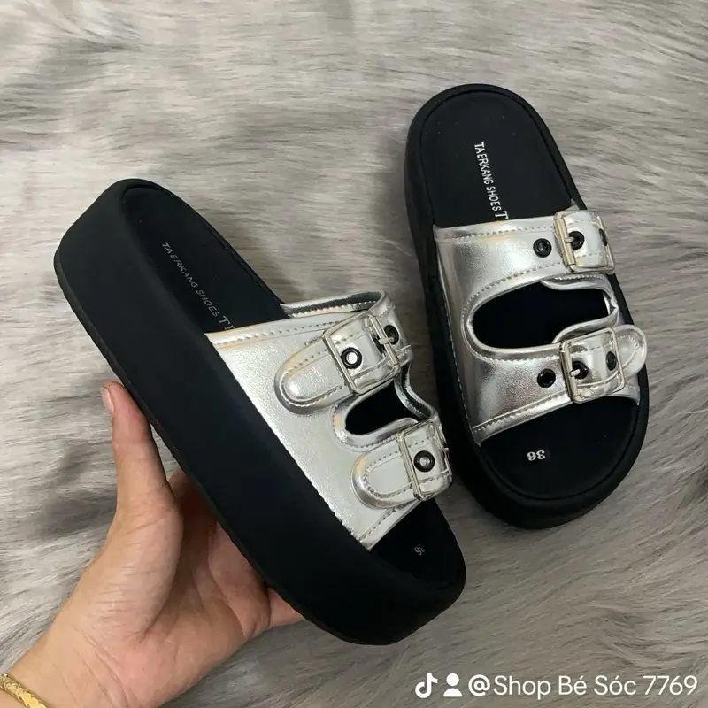 Dép 2 quai khóa, đế nhẹ đi thoải mái,êm chân ,chân quai có  may viền xung quanh chất chấn cao 3cm-5cm.